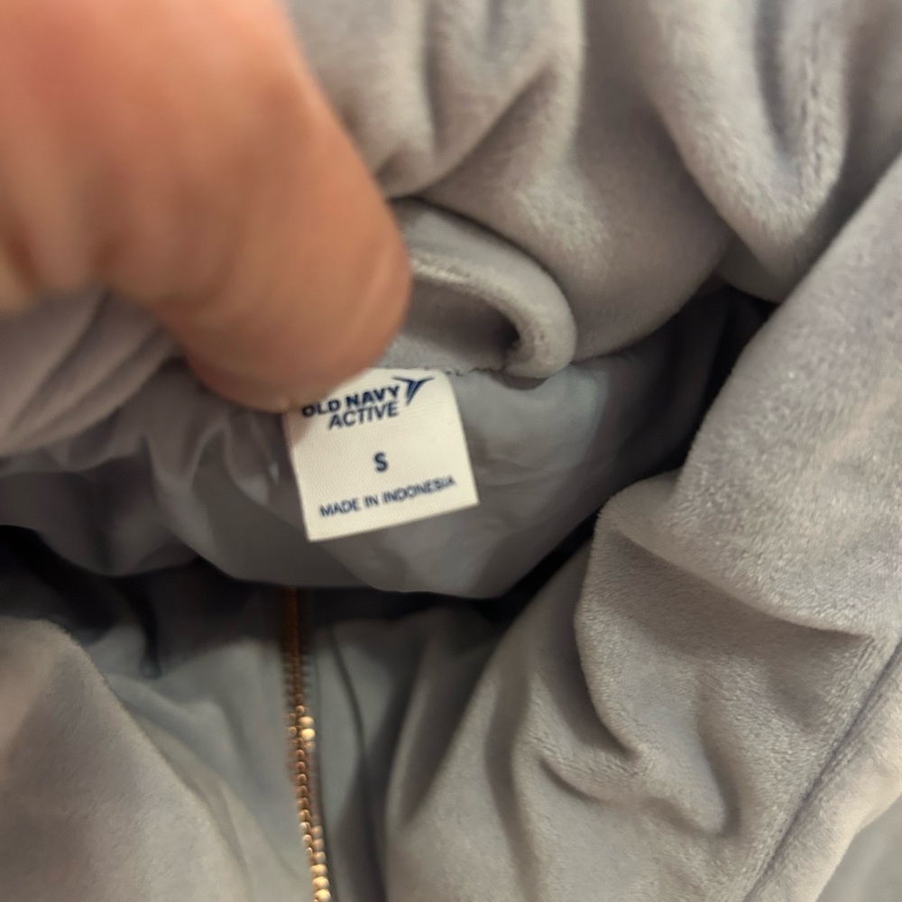 Old Navy Active Light Gray Jacket Soft Smooth Puffy Cozy Size Small - Picture 2 of 5